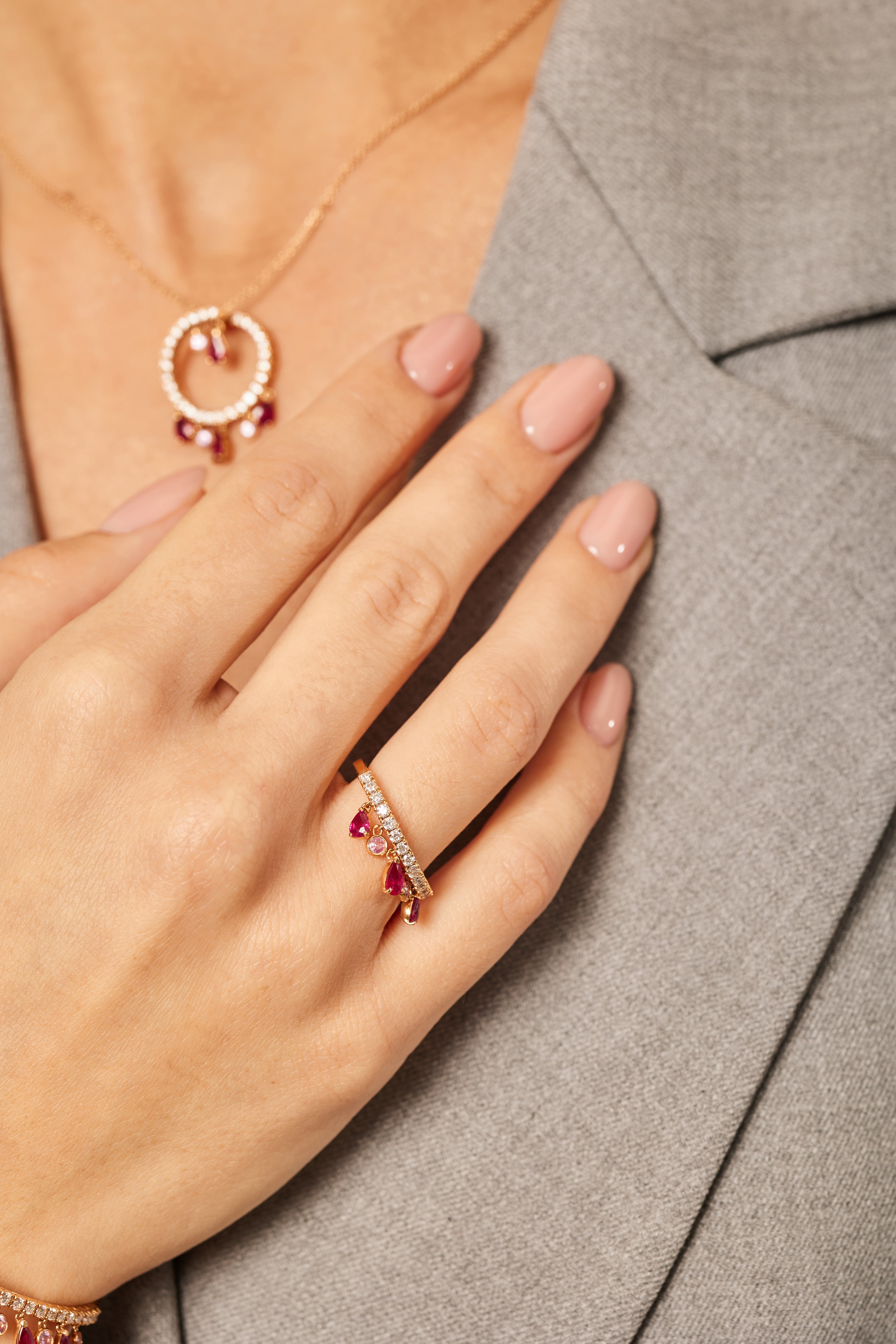 ANELLO CON GOCCE DI RUBINO PENDENTI