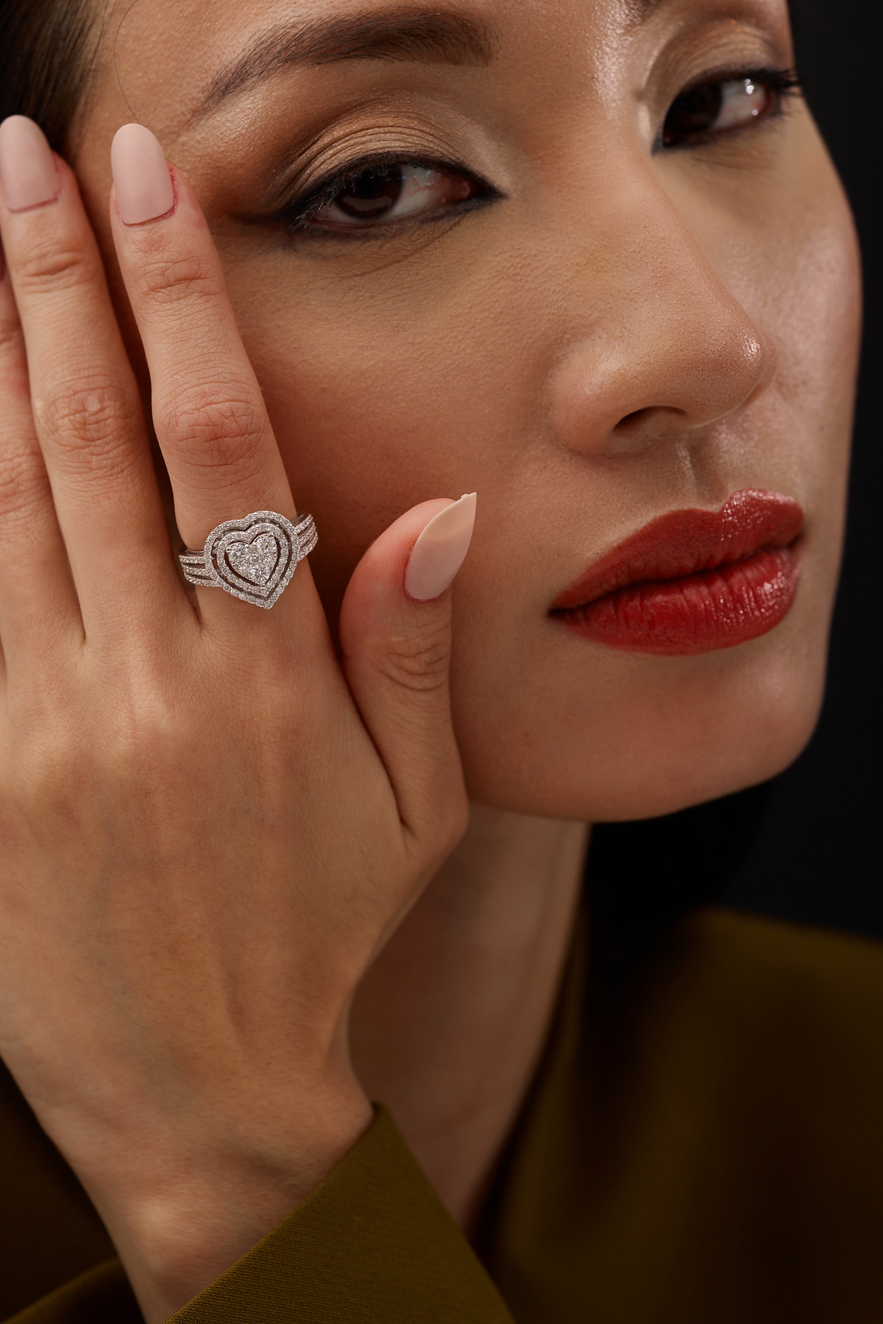 anello in oro bianco a forma di  cuore con diamanti