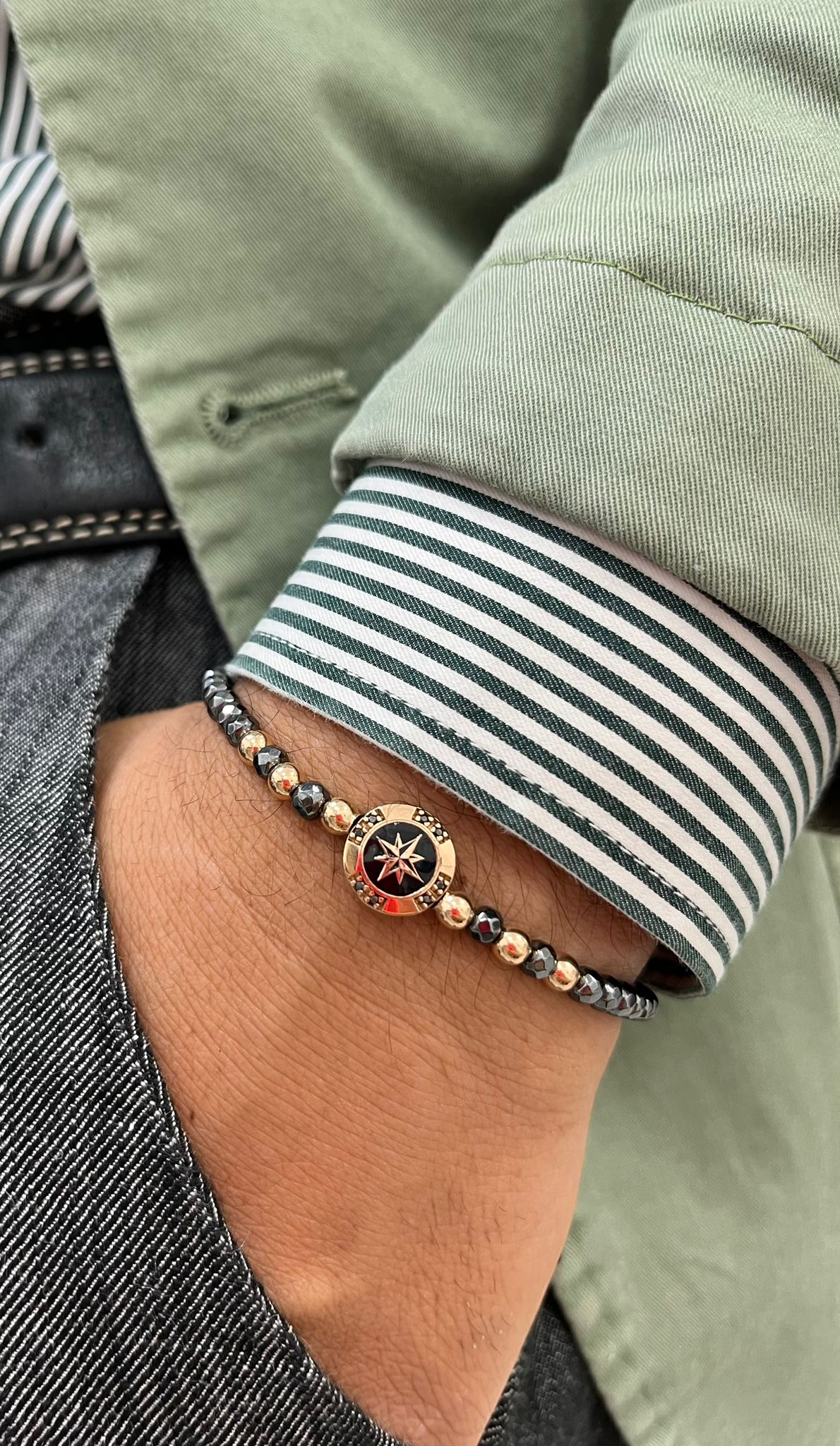 Bracciale a monetina in oro rosa con diamanti neri e rosa dei venti ed ematite grigia