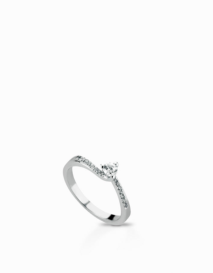 Anello solitario con diamanti in oro bianco