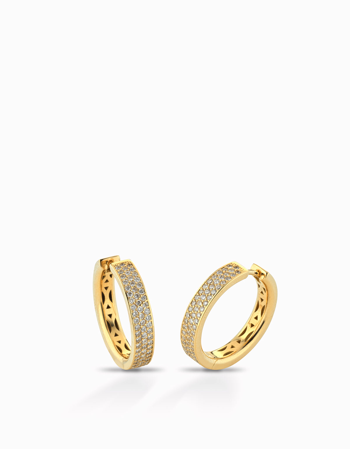 orecchini a cerchio in oro giallo con diamanti