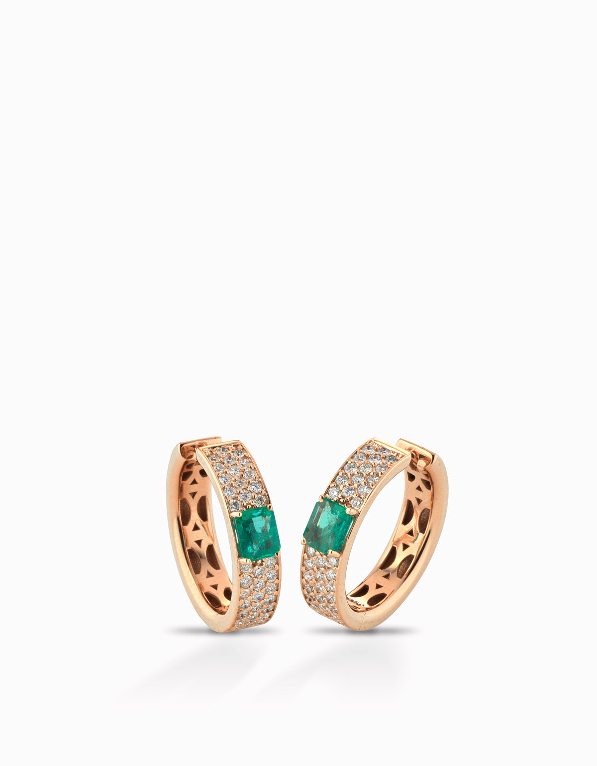 orecchini a cerchio con diamanti e smeraldi