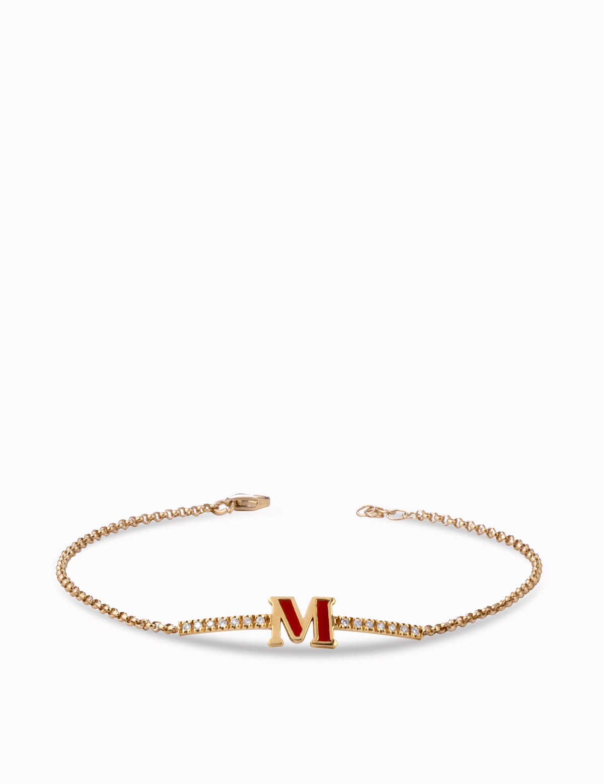 bracciale in oro giallo con lettera M smaltata rossa e diamanti