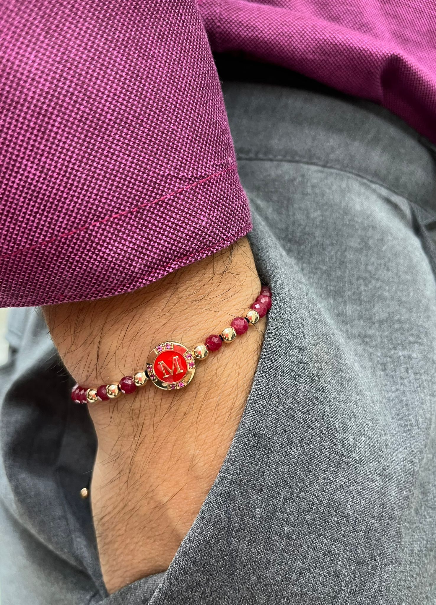 Bracciale monetina oro rosa con rubini ed ematite rossa con lettera personalizzata